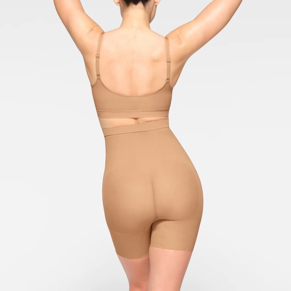 17. Skims 2152 Everyday Sculpting high waist Shorts - Ochre - Picture 3 of 7